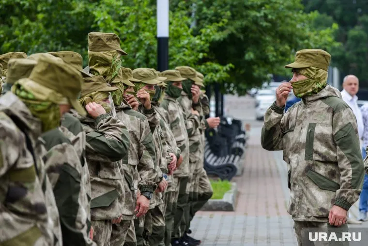 За месяц контрактникам обещают до 300 тысяч рублей