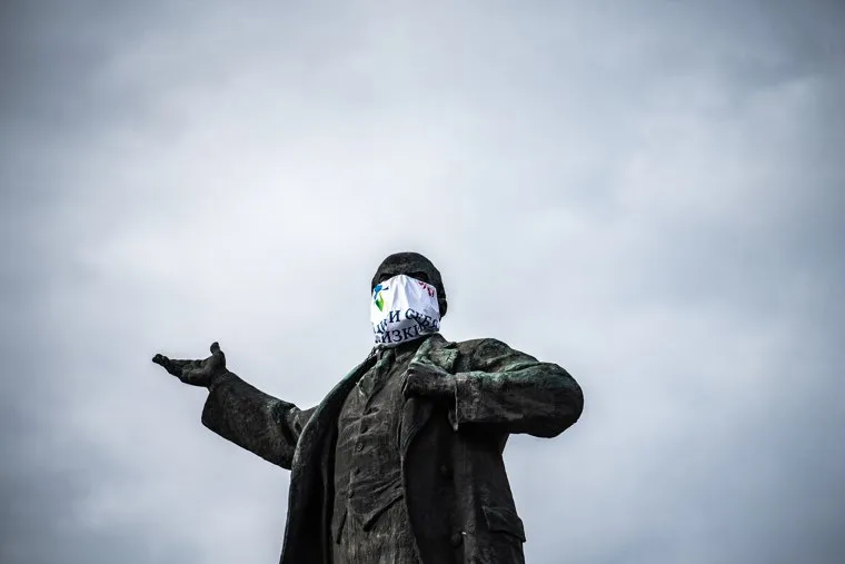 Памятники Екатеринбурга в медицинских масках. Екатеринбург