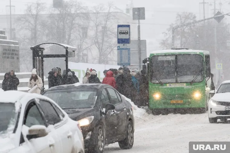 Из-за выпавших осадков в Екатеринбурге осложнилось движение на дорогах