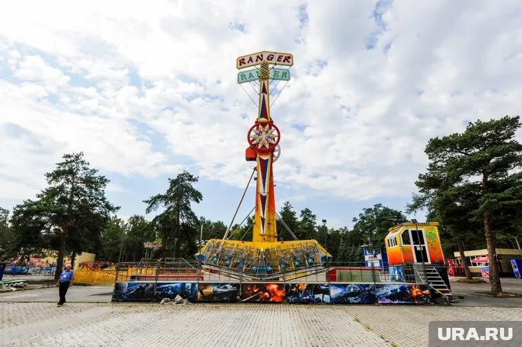 Люди повисли на экстремальном аттракционе вниз головами (архивное фото)
