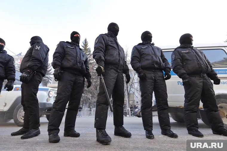Женщина пыталась спасти одного из митингующих от задержания