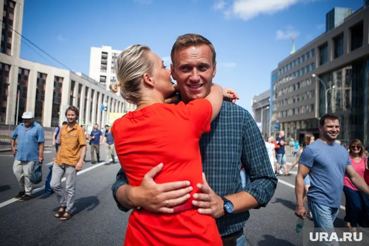 Алексей Навальный вновь покинул Россию