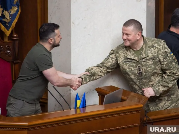 Валерий Залужный (справа на фото) получил новое воинское звание