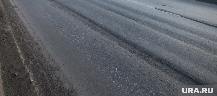 Даже неглубокая колея, в которую автомобиль попадает на высокой скорости, представляет опасность