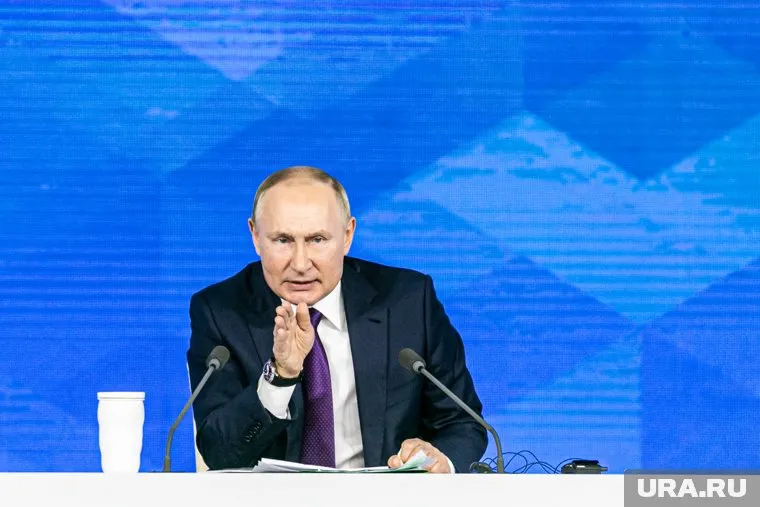 Президент РФ Владимир Путин решил не копить деньги в западных банках, а направить на новые дороги