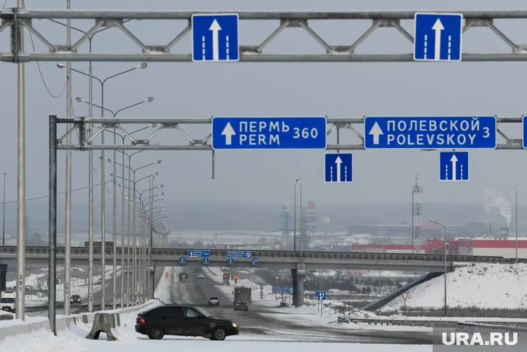 Медики оказывают помощь пострадавшим в ДТП