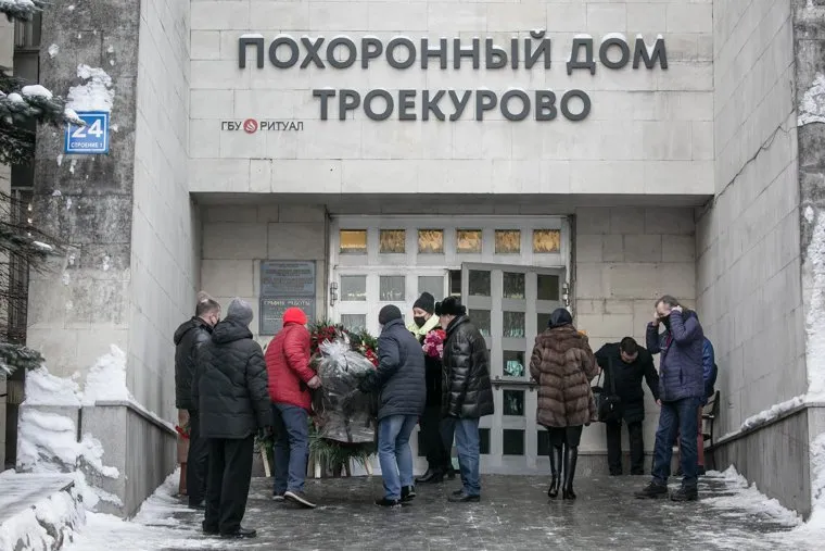 Прощание с Евгением Бухтиным на Троекуровском кладбище. Москва
