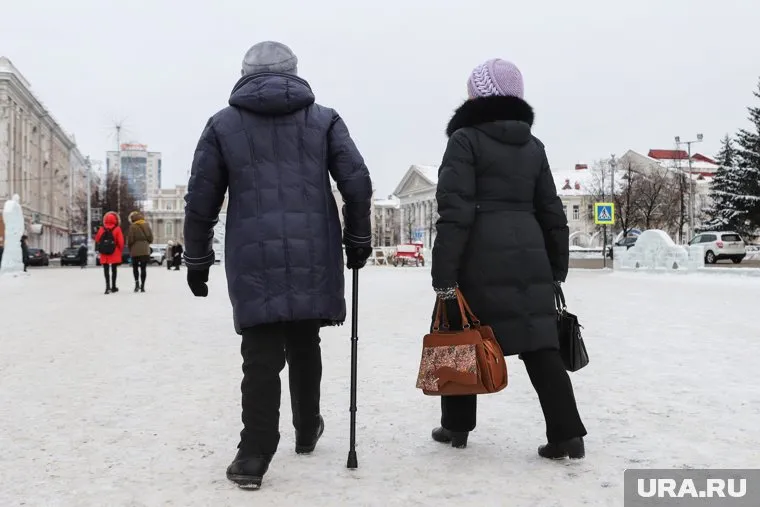 Пожилым людям могли бы повысить пенсию, считает депутат