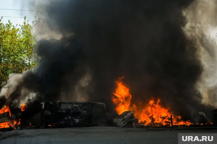Самолет резко потерял высоту, упал и взорвался