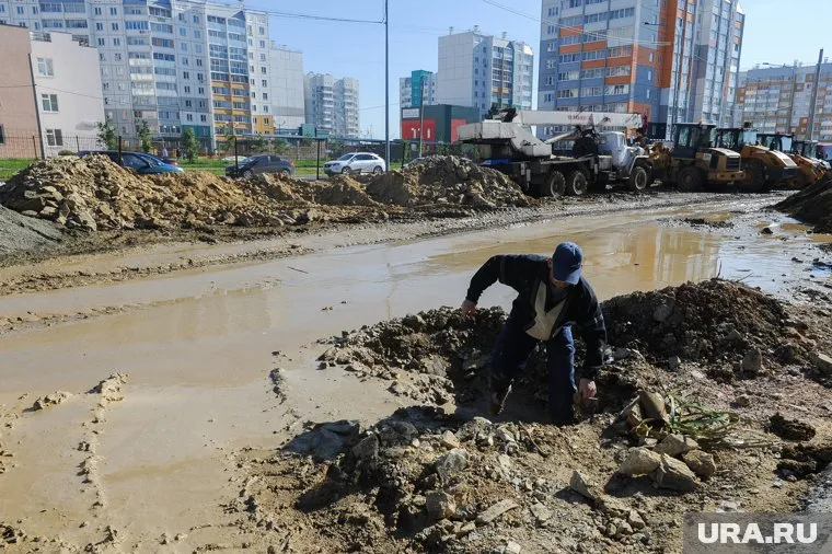 В любую непогоду пространство между домами превращается в болото