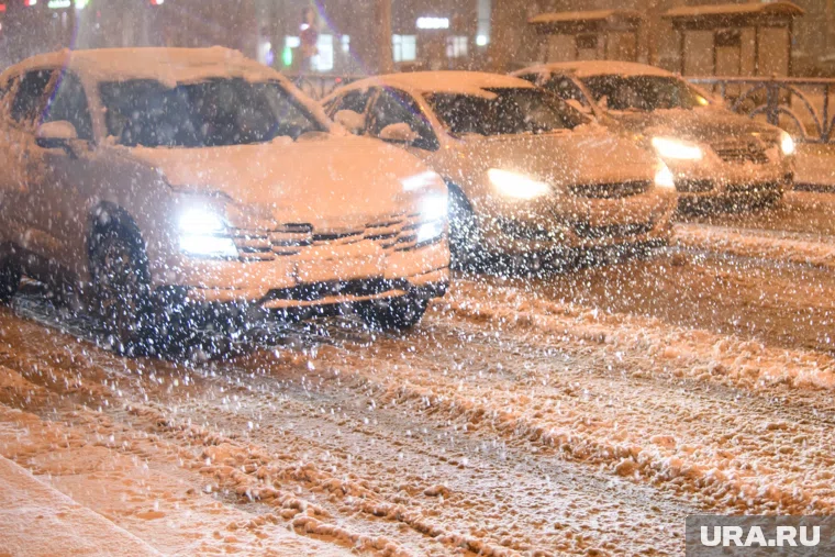 Снегопад создает водителям проблемы