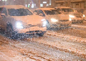 В Москве выпал первый снег: как избежать ДТП на скользких дорогах
