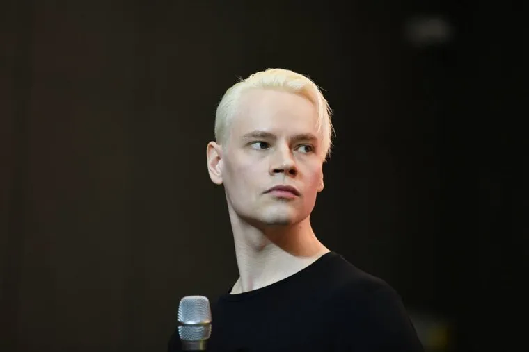 Увидев картину SHAMAN встал на одно колено