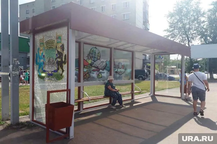 Вандалы умудряются разбивать даже антивандальные стекла