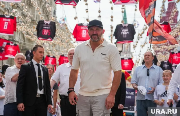 На Никольской улице Овечкина ожидали множество его поклонников