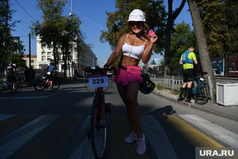Одна из участниц выбрала для заезда короткую юбку и топ, а на голову надела строительную каску (отсылка ко Дню строителя, в честь которого прошел заезд)