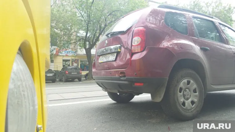 Автобус въехал в Renault