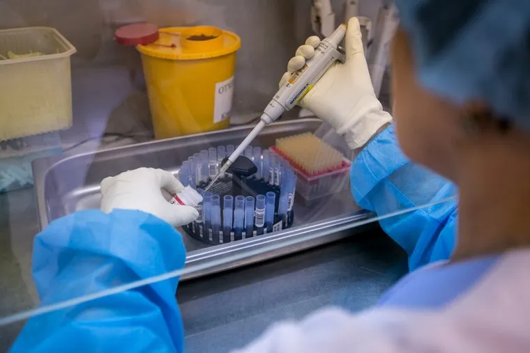 Открытие СПИД-центра. Москва, лаборатория, пробирки, спид-центр, вич, анализ крови, врачи, медперсонал, медицина, спид-тест, люди в белых халатах