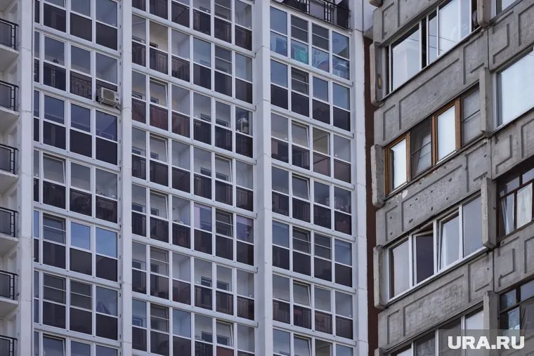 Очевидцы боялись, что парень выпадет из окна