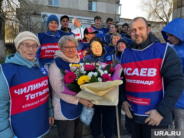 По завершении уборки Татьяне Чилимской вручили букет цветов