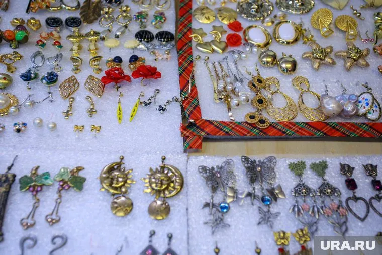 Серьги в виде туалетной бумаги стоят от шести до пятидесяти тысяч рублей