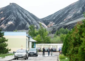 Строители ХМАО завершают благоустройство Аллеи Победы на Донбассе