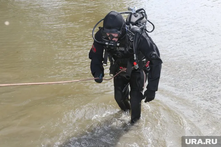 Людей приехали спасать водолазы
