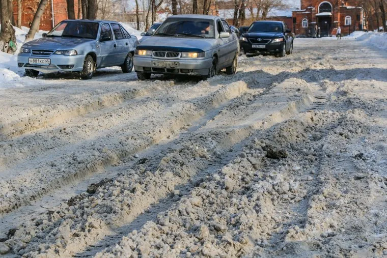 Снег и грязь на дорогох и водворах города.Курган., грязный снег, проезд затруднен, колея, дорожные проблемы