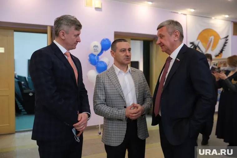 Александра Ильтякова (в центре) 6 февраля выбрали секретарем реготделения партии «Единая Россия»