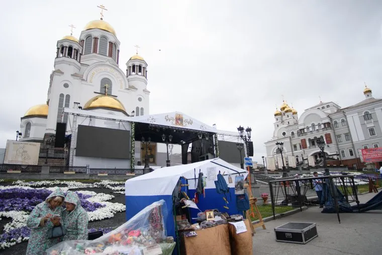 Подготовка к Царским дням у Храма на Крови. Екатеринбург