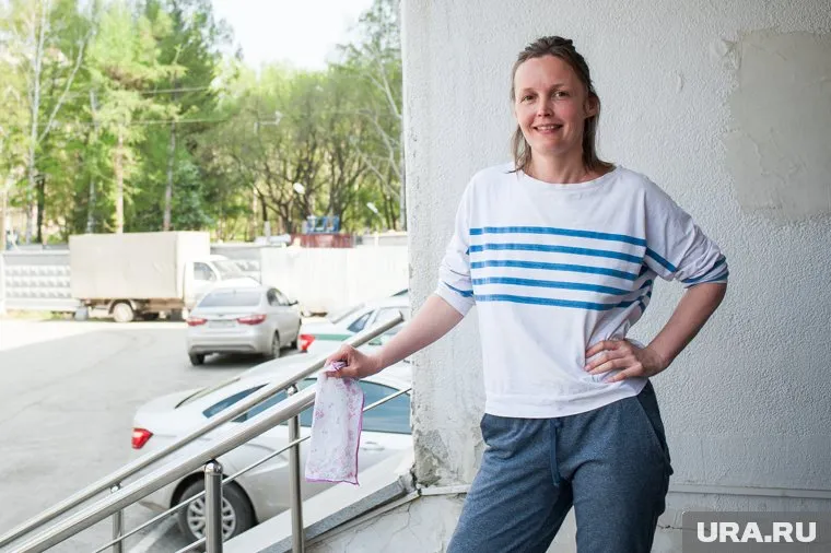 Когда пришли приставы, Алена Смышляева мыла голову в неглиже