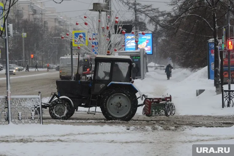 В заваленных снегом городах работает уборочная техника