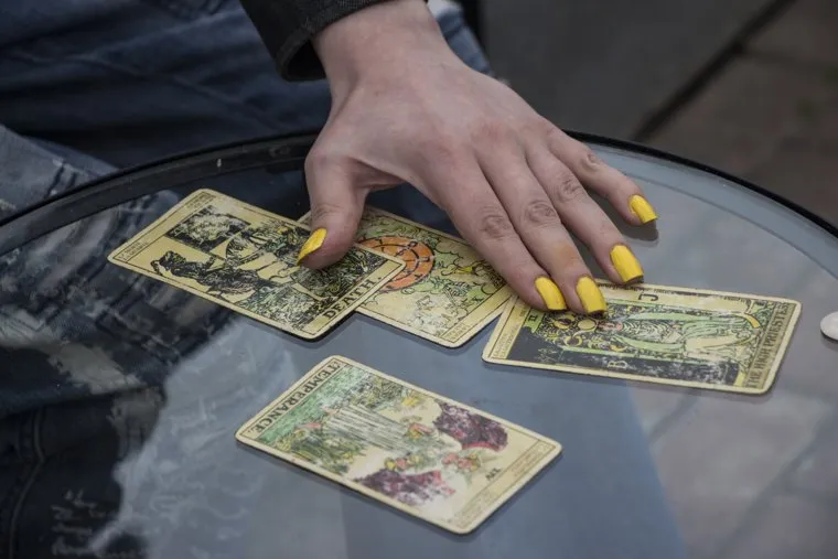 Антон Симаков гадает на набережной