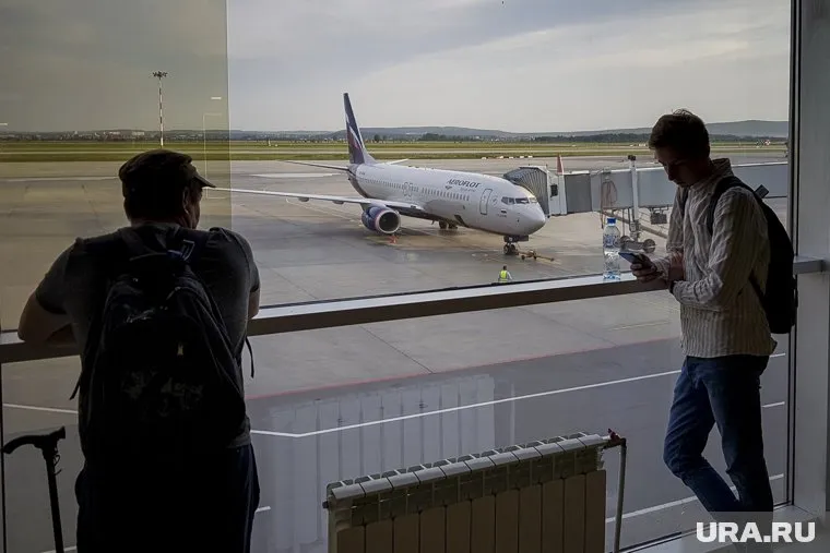 Мужчина не может вернуться домой, у него заканчиваются деньги на еду и проживание