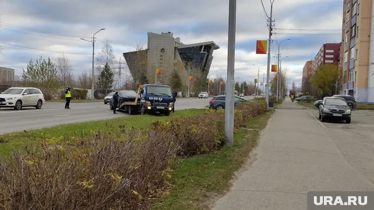 Разбитый Porsche жены Ваховского увезли на эвакуаторе