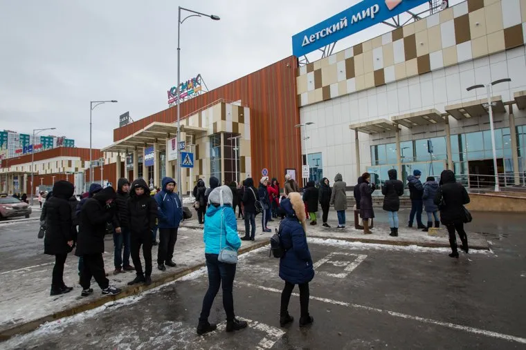 Эвакуация торговых центров после сообщения о минировании. Сургут, эвакуация, тц аура