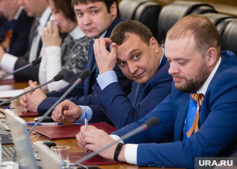 Депутата думы Нижневартовска Дмитрия Великого (в центре) перепутали с иноагентом