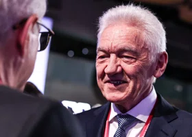 Бизнесмен Тимченко мог получить контроль над крупной нефтяной компанией в ХМАО