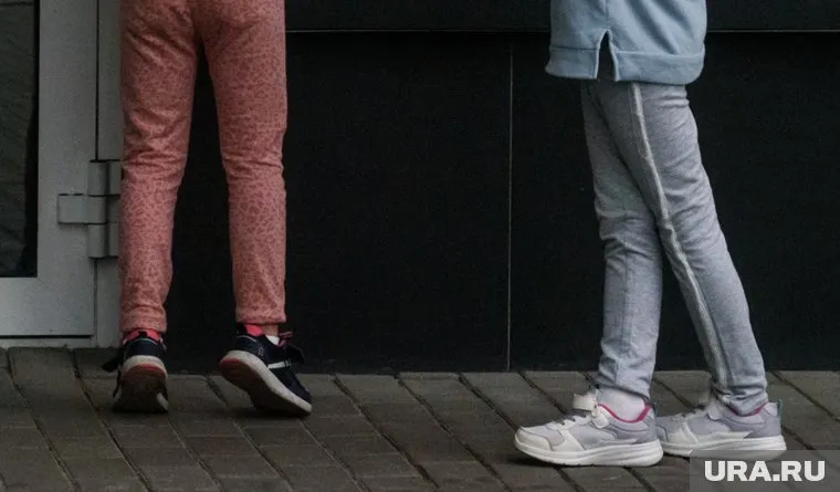 Дети увидели гадюку прямо на асфальтированной дороге