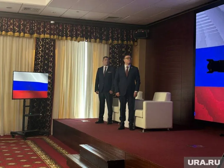 Конференцию открыли губернатор Алексей Текслер и первый вице-спикер ЗСО Денис Моисеев