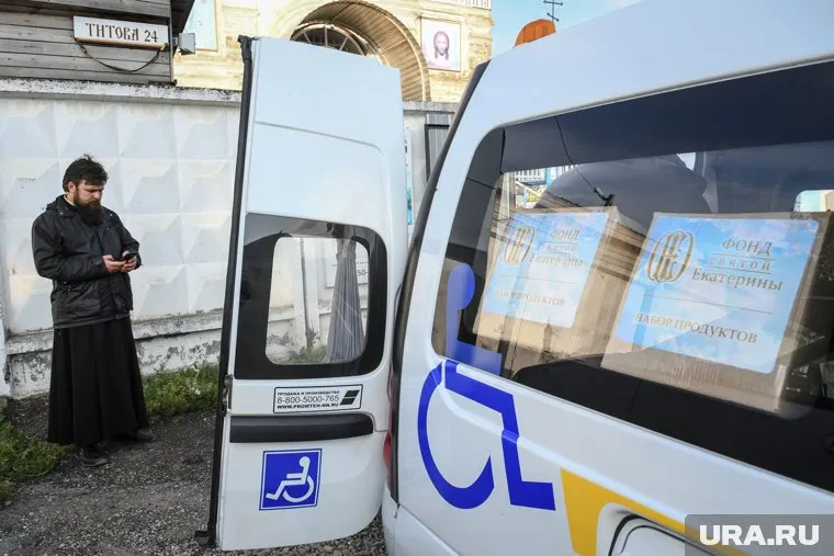 Продуктовые наборы развозит машина Фонда святой Екатерины
