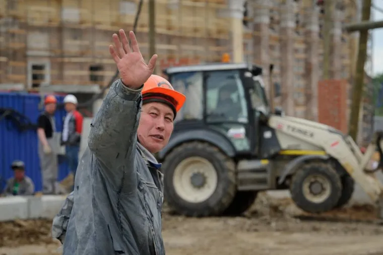 Реконструкция Центрального стадиона к ЧМ-2018 по футболу. Екатеринбург, мигранты, строитель, гастарбайтер, строительная площадка, рабочий, строительство
