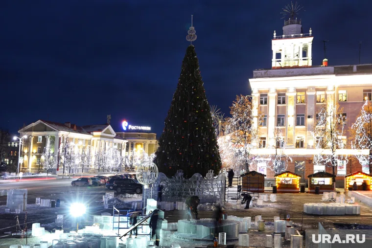 Площадь в Кургане украшали лозунгами в прошлом веке