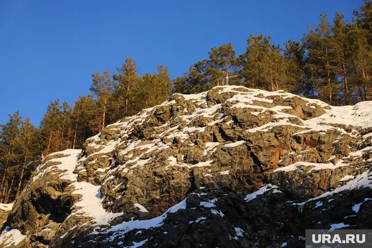 Скалолаз потерял равновесие после прыжка (архивное фото)