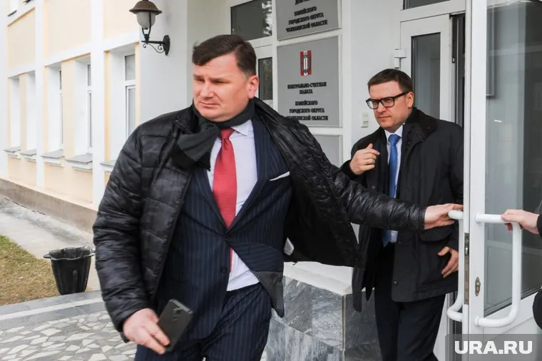Дмитрий Федечкин (слева) покидает команду Алексея Текслера (справа)