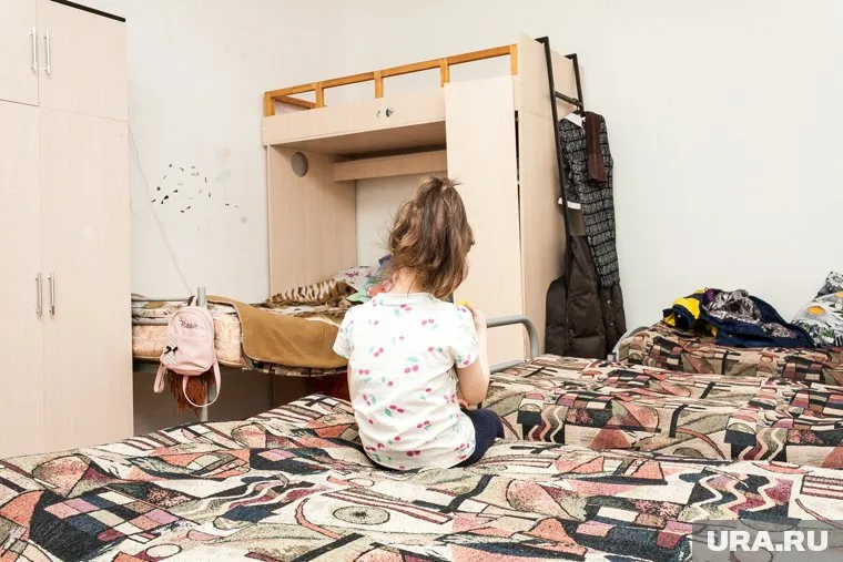 Девочка-подросток выпала из окна, когда взрослых не было дома