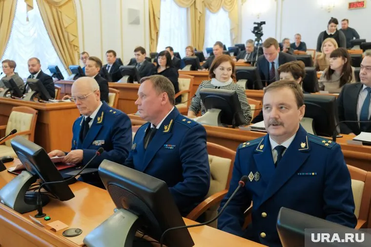 Андрей Назаров (в центре) может попытаться избавиться от Олега Седельникова (справа)