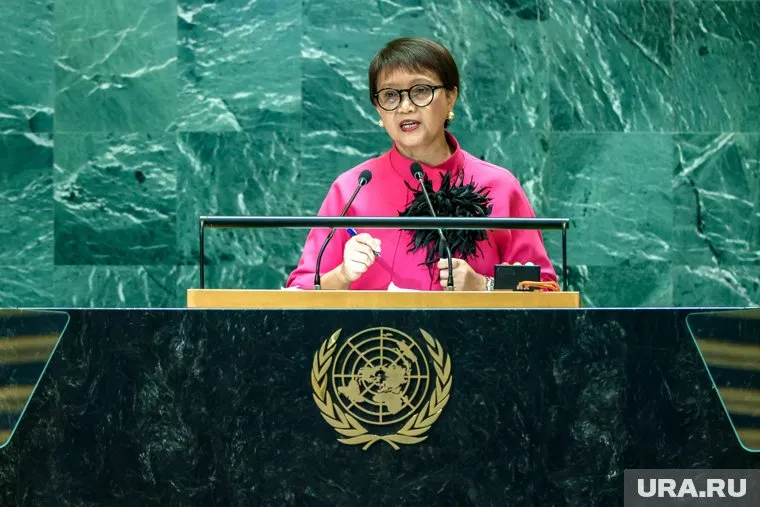 Глава МИД Индонезии Ретно Марсуди вытупила на Генассамблее ООН в броши, подаренной главой МИД РФ Сергеем Лавровым