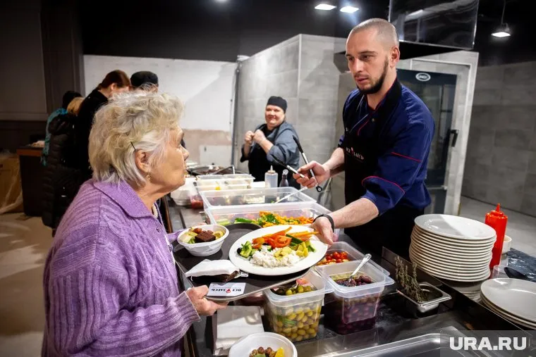 В местном кафе предлагают бесплатное питание для жителей пострадавшего от взрыва дома (фото из архива)