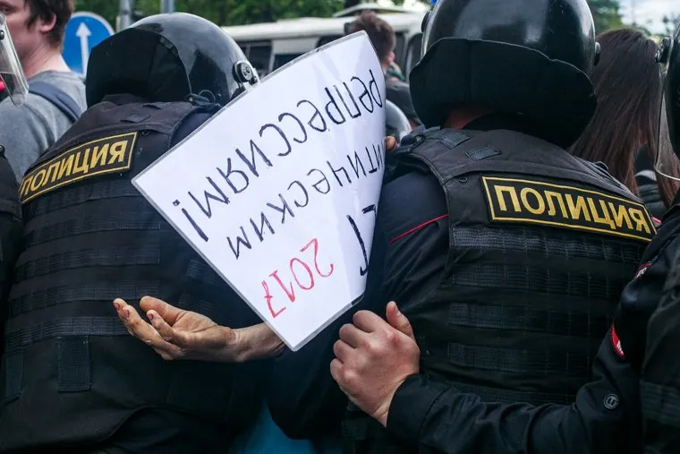 Несанкционированный митинг на Тверской улице. Москва, плакат, протестующие, автозаки, задержания, полиция, несанкционированный митинг, нет политическим репрессиям 2017